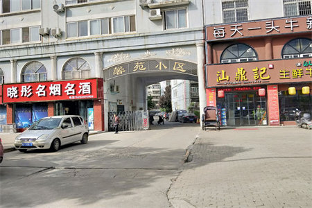 四季美林17楼送阁楼3室2厅1卫145㎡